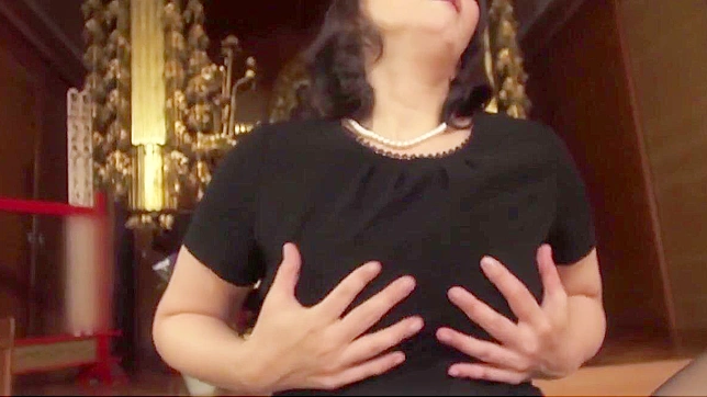 哀悼时的寡妇妻子自慰，高潮在丈夫遗体上喷射精液