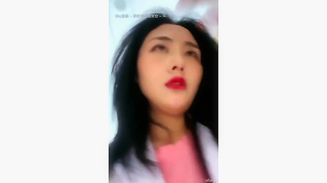 业余日本美女在摄像头前自慰，展示她的技巧