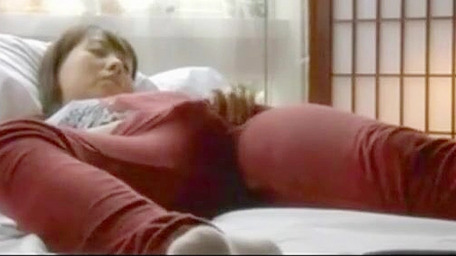 可爱的日本少女自慰并展示她的私处的单人表演。