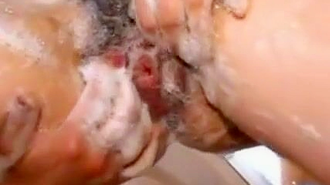 可爱的日本少女洗澡挑逗，展示她性感的身体和曲线。