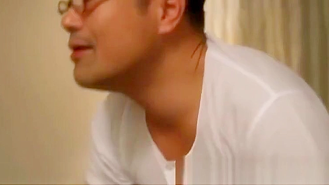 日本熟女在MMF三人组后被激烈性爱后面射。