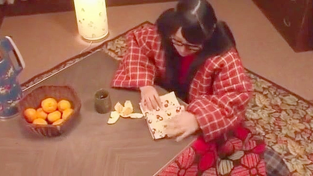 少女激情自慰时刻 – 在桌子上狂野手淫失控呻吟