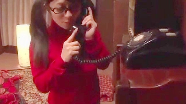 少女激情自慰时刻 – 在桌子上狂野手淫失控呻吟