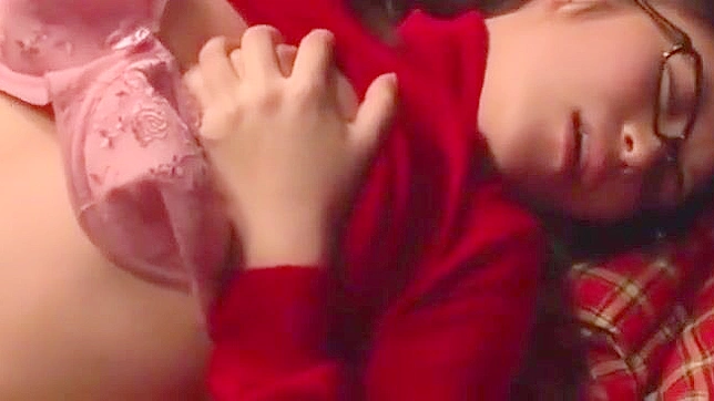 少女激情自慰时刻 – 在桌子上狂野手淫失控呻吟