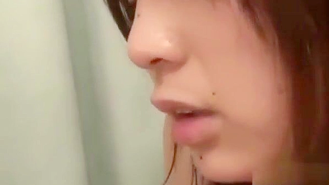 两个调皮女校生在床上玩剪刀手，互相舔弄剃光的阴唇。