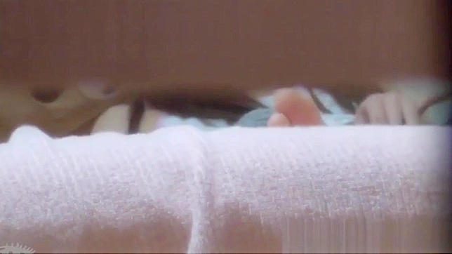 日本美女的激烈自慰会话——手指、玩具和强烈高潮。