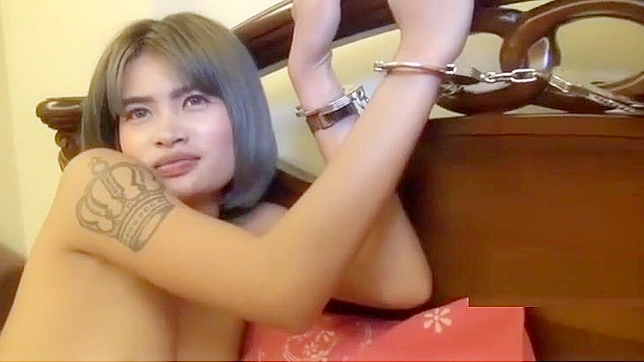 可爱的亚洲女孩在公共场合被陌生人狠狠地操了。