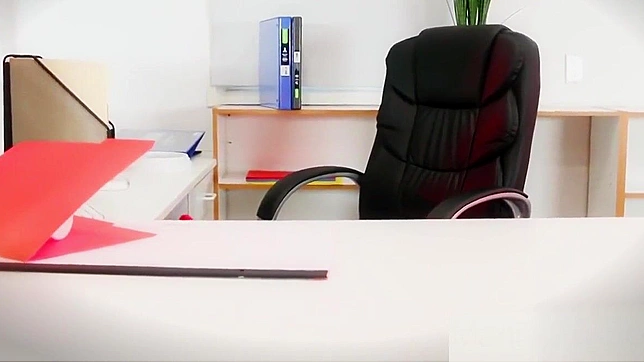 麻里菜花的玻璃玩具自慰秀——激烈的自我爱抚与高潮乐趣。