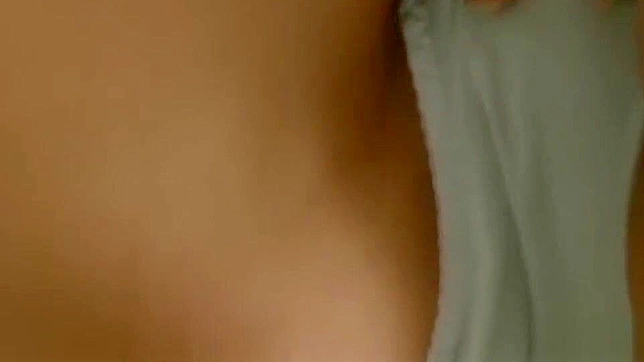 亚洲女神的性感按摩带来双重快感和满足。