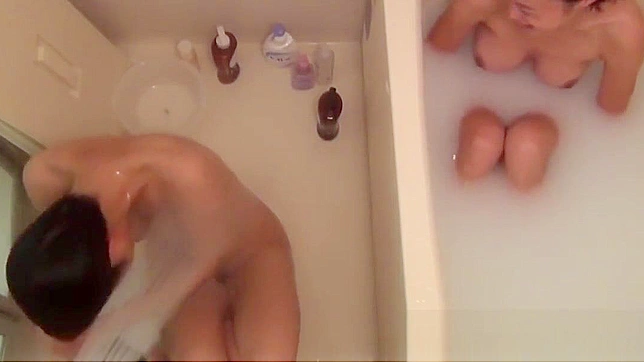 偷窥亚洲美女洗澡后被她饥渴的跟踪者狠狠操翻。