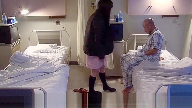 亚洲患者用情趣用品诱惑访客进行激烈的医疗性交体验