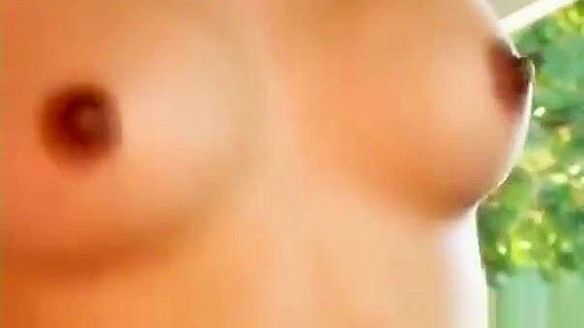 丰腴美人神谷里乃性感展现诱人曲线。