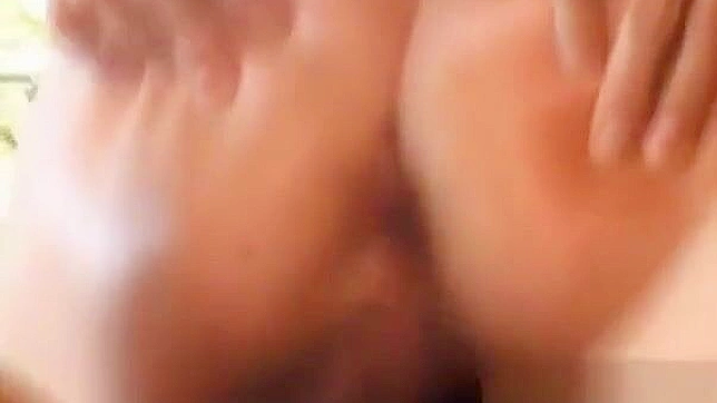 丰腴美人神谷里乃性感展现诱人曲线。