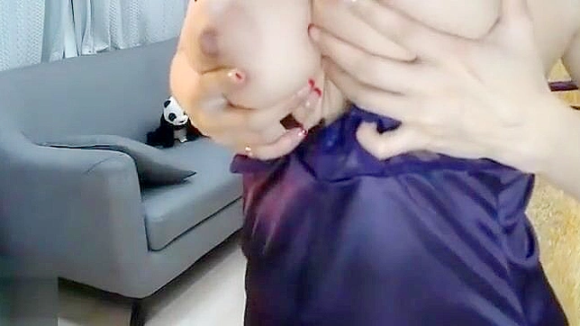 韩国美女自慰时激情喷射满胸。