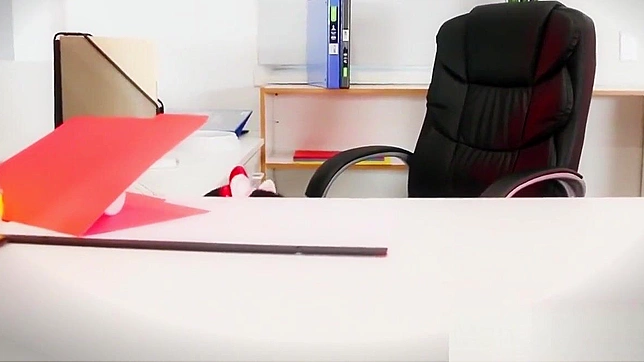 性感亚洲女星用玻璃玩具自慰，让她的小穴湿透了。