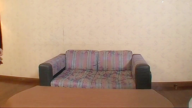 热辣美女用激烈震动棒与饥渴男子欢愉，让她心满意足。