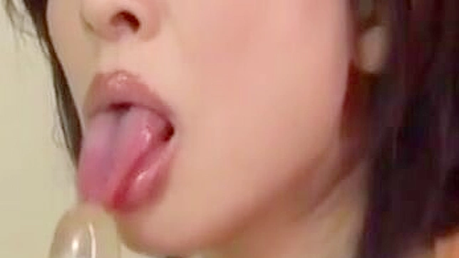 日本熟女用玩具和手指自慰，高潮喷射不停