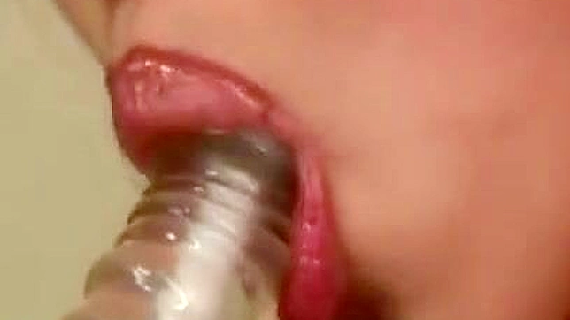 日本熟女用玩具和手指自慰，高潮喷射不停