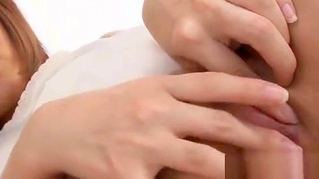 娇小日本短发模特揉搓干净的私处，大声呻吟。