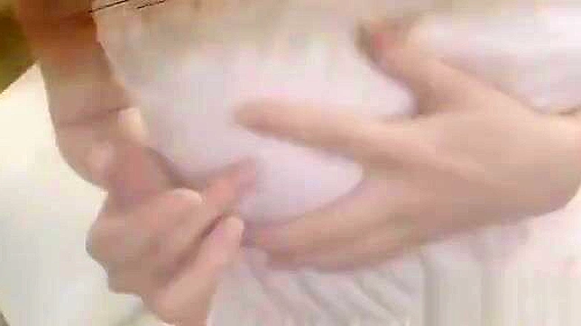 娇小日本短发模特揉搓干净的私处，大声呻吟。