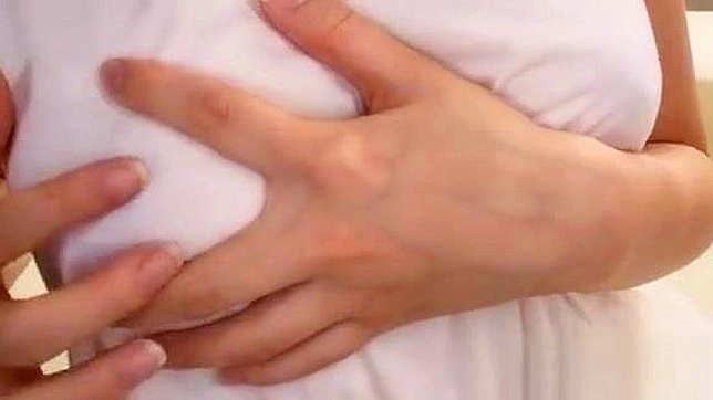 娇小日本短发模特揉搓干净的私处，大声呻吟。