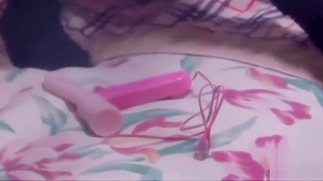 可爱亚洲美女自慰湿穴，高潮喷涌大声呻吟