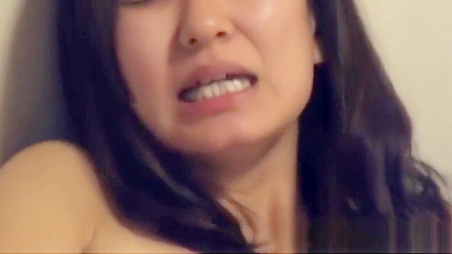 性感亚洲少女，十八岁以上，在揉搓阴蒂时自我挑逗并强烈高潮。