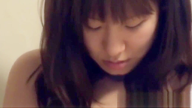 性感亚洲少女，十八岁以上，在揉搓阴蒂时自我挑逗并强烈高潮。