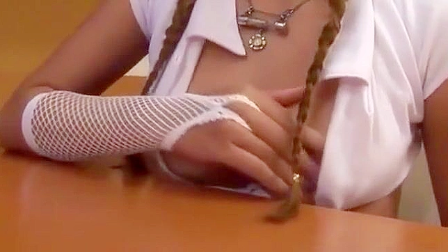 日本美女为男友手淫直到他强烈射精。