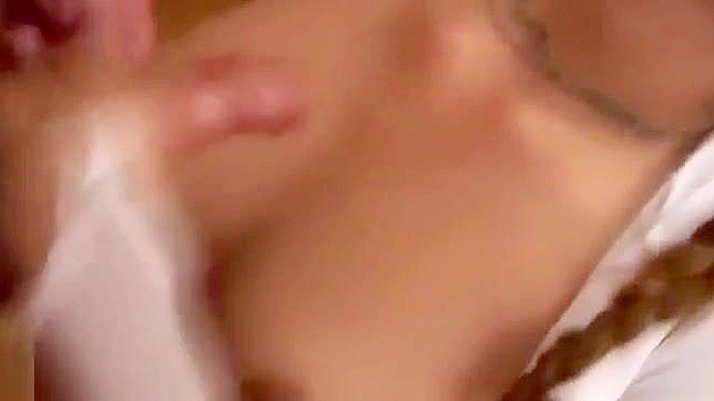 日本美女为男友手淫直到他强烈射精。