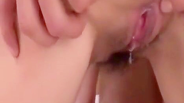 与独特成人电影明星的感官冒险：美妙阴唇舔舐体验。