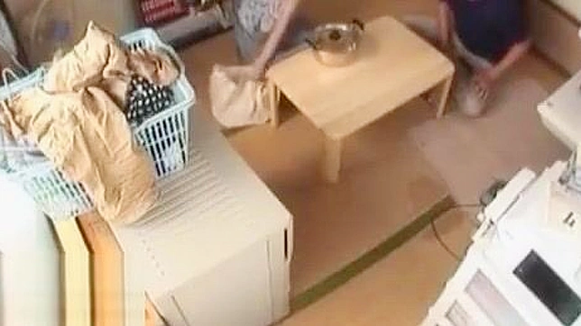 丰满的日本成人明星用她的绝技助幸运粉丝尽兴高潮。