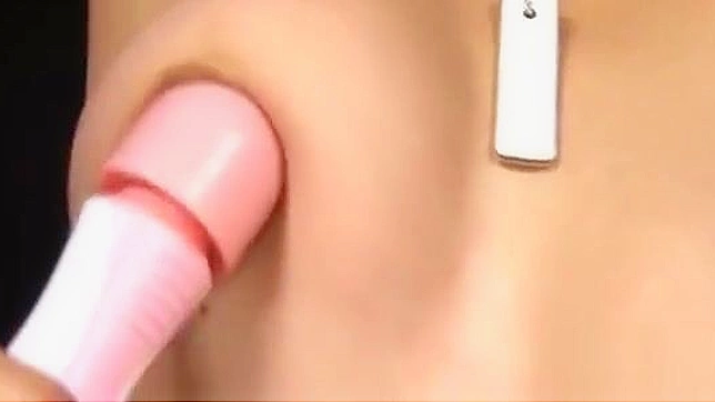 娇小亚洲美女热情分享紧致身体，尽情欢愉。