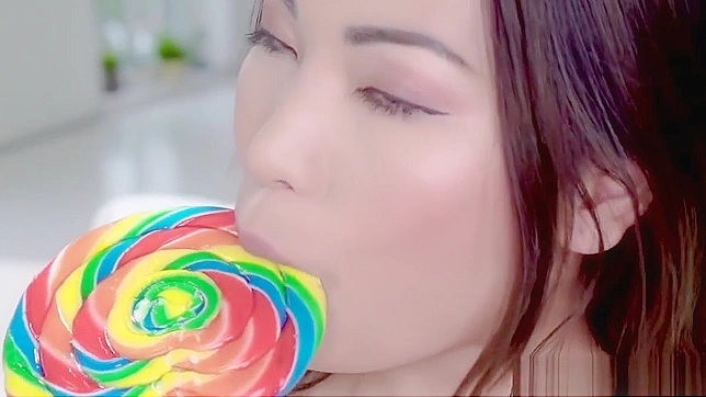 迷人亚洲美女舔棒棒糖，与幸运男欢爱，并玩弄精液。