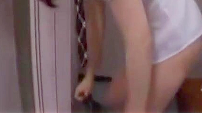 史上最棒的小奶子色情视频——激烈动作与震撼高潮和射精。
