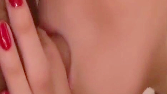 与饥渴美女的激烈深喉口交专属性爱电影。