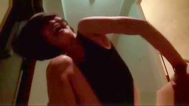 泳装亚洲美女深情三人组亲密吸舔和做爱。