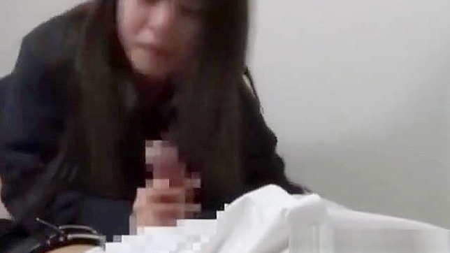 大胸美女的阴道被手指和舔，然后在学校给男朋友口交到高潮。