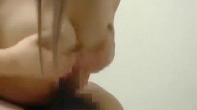 大胸美女的阴道被手指和舔，然后在学校给男朋友口交到高潮。