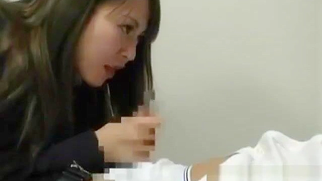 大胸美女的阴道被手指和舔，然后在学校给男朋友口交到高潮。