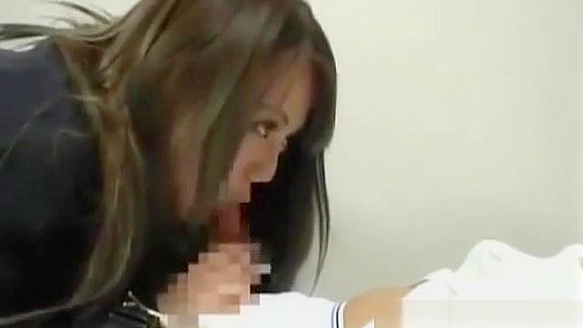 大胸美女的阴道被手指和舔，然后在学校给男朋友口交到高潮。