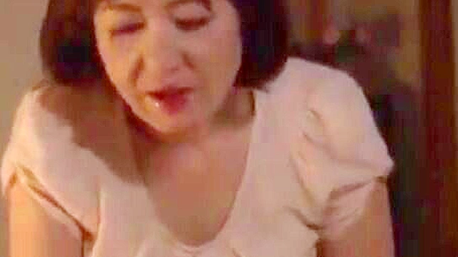 惊人的继母幻想——与性感少女和她继母的激三体体验。