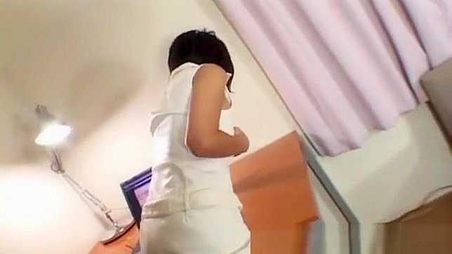 调皮的亚洲少女自慰手指自己，在单独手淫中高潮迭起。