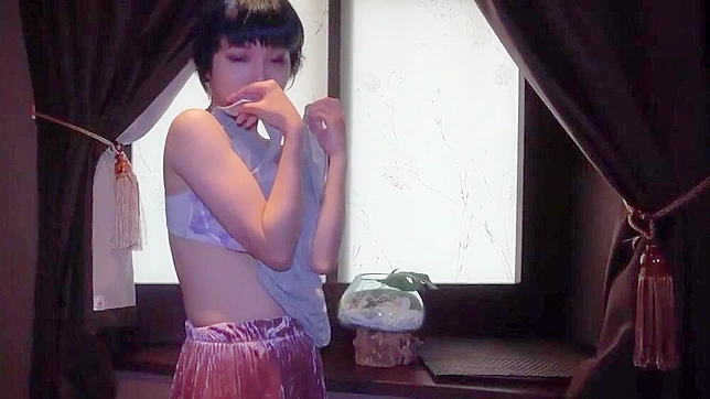 娇小日本少女在激烈自慰时轻松喷潮