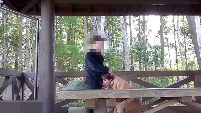 魅惑的日本少女车内自慰，奉上令人销魂的口交