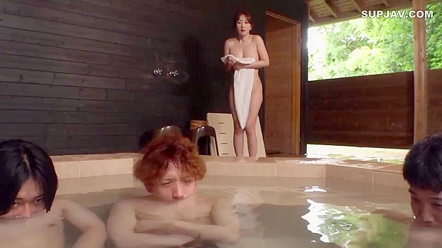 熟妇骑乘技巧高超，紧致阴道紧紧包裹