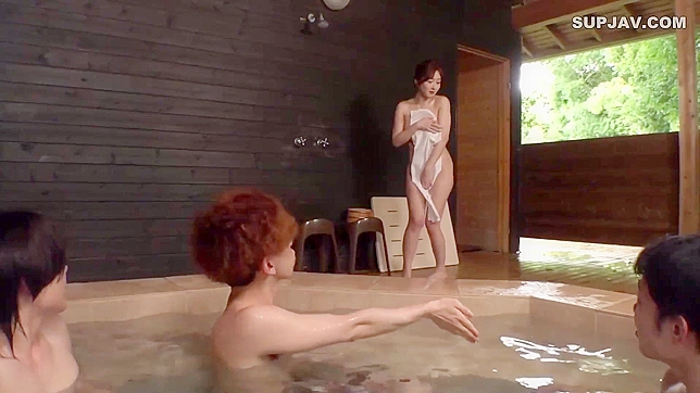 熟妇骑乘技巧高超，紧致阴道紧紧包裹