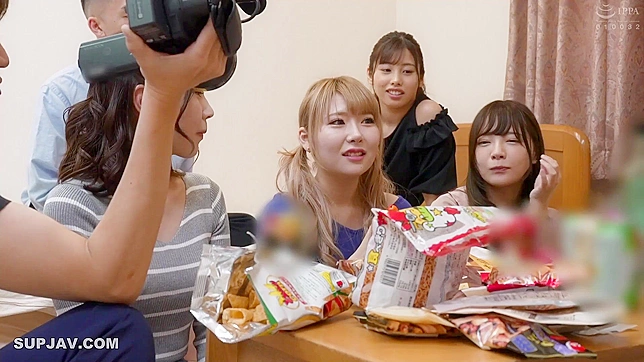 狡猾的大学男生和朋友与日本妹子迎接二十四小时性爱挑战，肮脏且势不可挡。