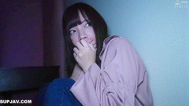 聪明的大学男生和朋友们在二十四小时狂欢中蹂躏一群日本女孩。