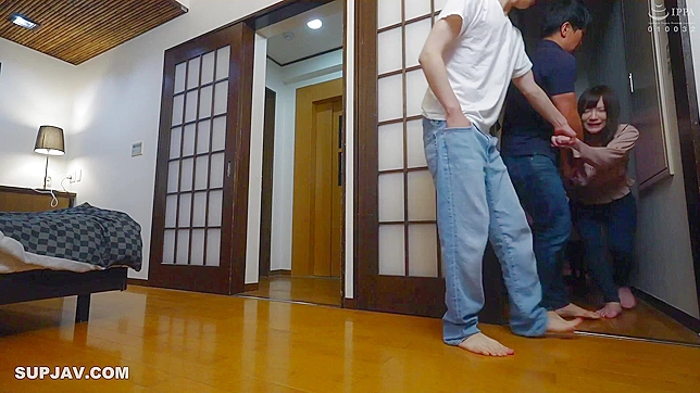 聪明的大学男生和朋友们在二十四小时狂欢中蹂躏一群日本女孩。